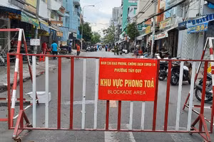 Lực lượng chức năng phong tỏa khu vực có ca nhiễm Covid-19 để phòng dịch (Ảnh: HCDC)