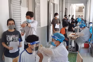 Lực lượng Y tế TP Hồ Chí Minh tổ chức tiêm vắc-xin phòng Covid-19 cho học sinh tại Quận 3. (Ảnh: Tuấn Thụy).