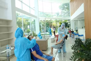  Lực lượng y tế lấy mẫu xét nghiệm cho người dân ở các khu vực có nguy cơ cao để kiểm soát dịch Covid-19. (Ảnh: HCDC).