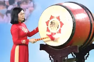 Phó Chủ tịch  UBND tỉnh Đồng Nai Nguyễn Thị Hoàng đánh trống chính thức khai giảng năm học 2021-2022 (Ảnh: Chụp màn hình)