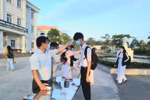 Học sinh Trường THPT chuyên Hoàng Lê Kha - Tây Ninh đến lớp đeo khẩu trang và đo thân nhiệt, rửa tay sát khuẩn để phòng chống dịch Covid-19 (Ảnh NTCC)