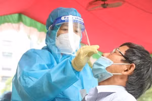 Lực lượng y tế lấy mẫu xét nghiệm cho người dân để tầm soát dịch Covid-19. (Ảnh: HCDC).