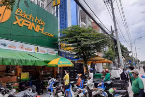 Người dân TP Hồ Chí Minh đi mua hàng hóa khi thành phố thực hiện giãn cách theo Chỉ thị 16.