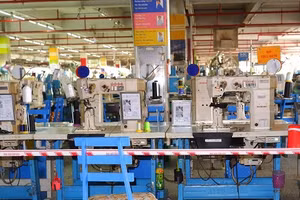 Lực lượng chức năng phong tỏa khu vực làm việc tại công ty có ca nghi nhiễm Covid-19. (Ảnh: HCDC).