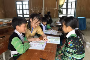 Cô trò Trường PTDT bán trú TH&THCS Khấu Ly, huyện Trạm Tấu (ảnh trong bài chụp thời điểm chưa giãn cách vì Covivd-19)