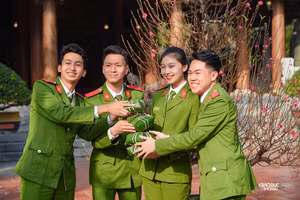 Chuyến xe đưa 300 học viên Học viện Cảnh sát Nhân dân về quê đón Xuân