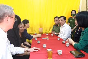 Bí thư Thành ủy Hà Nội – Đinh Tiến Dũng thăm hỏi gia đình cán bộ, chiến sĩ hy sinh trong khi làm nhiệm vụ.