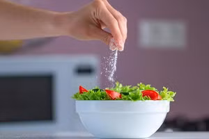 Nhiều người có thói quen thêm muối vào thực phẩm trên bàn ăn.