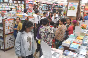 Chuẩn bị nguồn sách, cung ứng sách cho năm học mới được các nhà xuất bản, nhà sách khẩn trương thực hiện.