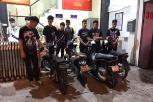 Hàng loạt thanh thiếu niên có biểu hiện đua xe bị lực lượng chức năng kiểm tra, ngăn chặn.
