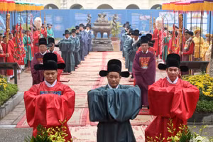 Phục trang văn võ bá quan trong nghi thức 'Tiến lịch' tại Hoàng thành Thăng Long. 