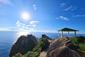 Đứng ở mũi Rạng Đông phóng tầm mắt ra xa, bạn sẽ được ngắm khung cảnh bình minh đẹp đến nao lòng.