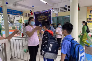Học sinh tại TP.HCM được kiểm tra thân nhiệt trước khi vào trường. Ảnh minh họa 