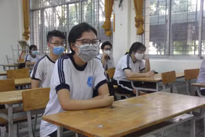 Học sinh TP.HCM thực hiện việc giãn cách trong lớp học để phòng dịch Covid-19 khi trở lại trường hồi tháng 5/2020. Ảnh minh hoạ 