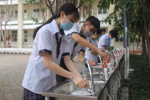 Học sinh TP.HCM rửa tay sát khuẩn trước khi vào lớp học. Ảnh minh hoạ 