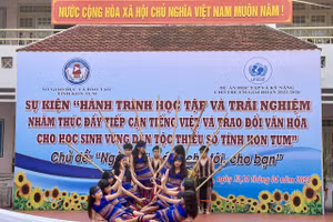 Học sinh đưa văn hoá truyền thống đến với sự kiện “Hành trình Học tập và trải nghiệm nhằm thúc đẩy tiếp cận tiếng Việt và trao đổi văn hóa cho học sinh vùng dân tộc thiểu số tỉnh Kon Tum”.