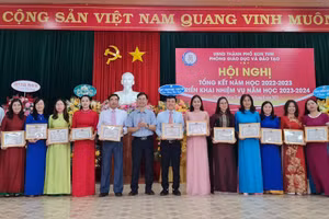 Cá nhân, tập thể của ngành Giáo dục TP Kon Tum được khen thưởng.