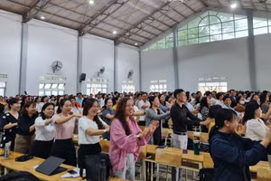 Cán bộ, giáo viên hào hứng tham gia tập huấn.