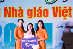 Trường Tiểu học Mạc Đĩnh Chi trao tặng 30 thẻ Bảo hiểm y tế cho học sinh dân tộc thiểu số của Trường Tiểu học Phùng Khắc Khoan.