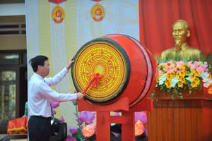 Chủ tịch nước Võ Văn Thưởng đánh trống khai giảng năm học.