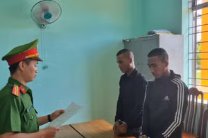 Cơ quan công an đọc lệnh bắt Ksor Yun và Ksor Thul. Ảnh: Đức Trọng.