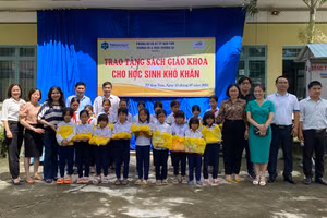 233 bộ SGK mới được trao tặng cho học sinh khó khăn tại TP Kon Tum.