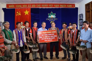 Thủ tướng Phạm Minh Chính tặng 12.000 cây sâm giống cho người nghèo.