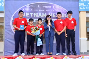 Bà Phạm Thị Trung, Giám đốc Sở GD&ĐT Kon Tum tặng hoa và phần thưởng chúc mừng đội tuyển tham gia giải vô địch Robotics toàn quốc.