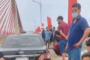 Chiếc ô tô nạn nhân bỏ lại trên cầu Bách Lẫm.