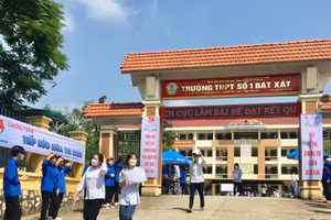 Thí sinh tại điểm thi Trường THPT số 1 Bát Xát nhẹ nhõm vì đã hoàn thành môn cuối của kỳ thi tốt nghiệp.