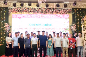 Lãnh đạo huyện Lục Yên chụp ảnh lưu niệm cùng các quản trị viên