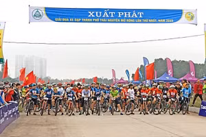 Các đội đua xe đạp trước vạch xuất phát.
