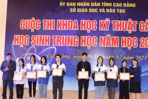 Ban Tổ chức trao giải Nhất, Nhì, Ba và Khuyến khích cho các đội có dự án đạt chất lượng cao.