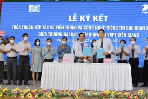 Trường ĐH Kiên Giang và VNPT Kiên Giang ký kết biên bản thỏa thuận hợp tác.