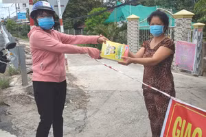 SGK được trao tận tay cho HS trong vùng phong tỏa.
