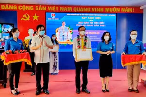 Trao bằng khen cho các nhà giáo trẻ tiêu biểu năm 2021.