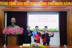 Ông Lâm Nhân (giữa) nhận quyết định công nhận Hiệu trưởng. Ảnh: Cổng thông tin Bộ Văn hóa, Thể thao và Du lịch.