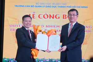 Thứ trưởng Bộ GD&ĐT Nguyễn Văn Phúc (phải) trao quyết định bổ nhiệm Hiệu trưởng cho TS Vũ Quảng. Ảnh: Mạnh Tùng