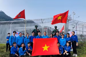 Tuổi trẻ Trường Đại học Kinh tế và QTKD tổ chức Chào cờ và chụp ảnh lưu niệm tại Cột mốc số 198.