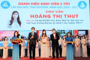 GS.TS Phạm Hồng Quang, Bí thư Đảng ủy, Giám đốc Đại học Thái Nguyên và Phó Bí thư tỉnh Đoàn, Chủ tịch Hội sinh viên Việt Nam tỉnh Thái Nguyên Đoàn Quang Duy trao danh hiệu "Sinh viên 5 tốt" cho sinh viên Đại học Thái Nguyên 