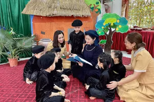 Cô giáo Hoàng Thị Nhung hướng dẫn học sinh hát then trong một tiết học âm nhạc.