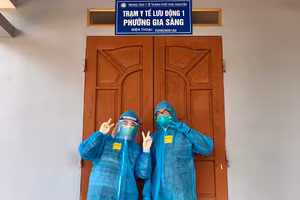 Sinh viên Trường Đại học Y - Dược tham gia tình nguyện tại Trạm y tế lưu động phường Gia Sàng