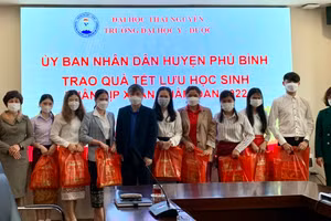 Trường Đại học Y – Dược phối hợp cùng UBND huyện Phú Bình tặng quà Tết cho sinh viên Lào, Campuchia