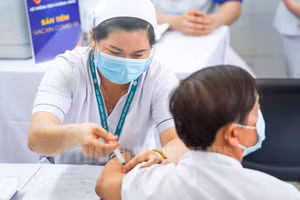 Tiêm vaccine ngừa COVID-19 cho nhân viên y tế Bệnh viện Bệnh Nhiệt đới TPHCM