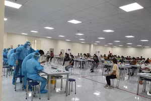 Lực lượng y tế lấy mẫu xét nghiệm COVID-19 cho công nhân tại KCN Vân Trung (Bắc Giang). Ảnh: VGP