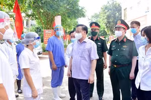 Bí thư Thành ủy Đinh Tiến Dũng kiểm tra công tác phòng, chống dịch Covid-19 tại huyện Thạch Thất.