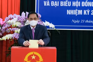 Thủ tướng Phạm Minh Chính bỏ phiếu tại khu vực bỏ phiếu số 18. 