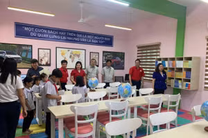 Thư viện mới được trao tặng cho Trường TH Gia Lạc (Gia Viễn, Ninh Bình)
