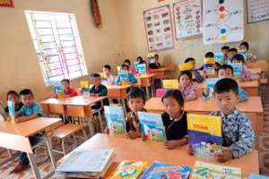 SGK mới của nhà trường và cá nhân tại Hà Nội trao tặng HS Trường PTDTBT Tiểu học Ngọc Long đã tới tay HS đầu năm học.