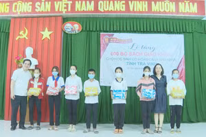 Nhà xuất bản Giáo dục Việt Nam sẽ tặng 50.000 đầu sách cho học sinh khó khăn. 